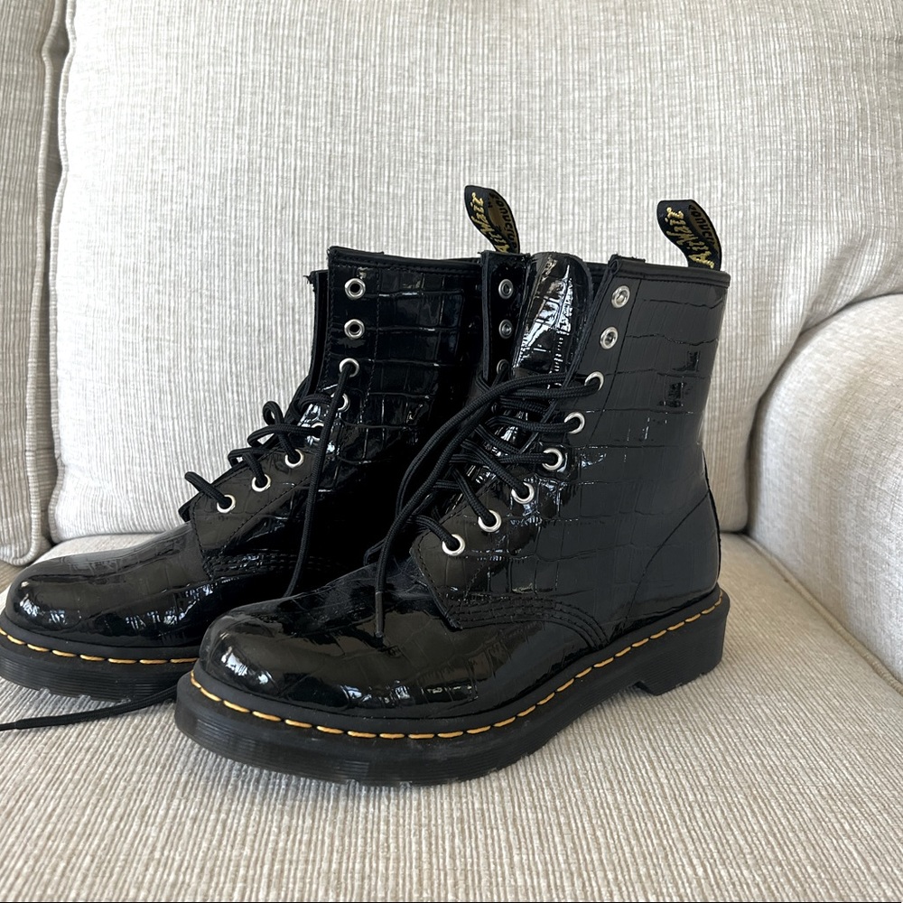 Dr. Martens Womens 1460 Croc Emboss Leather Lace Up Boots sz 9